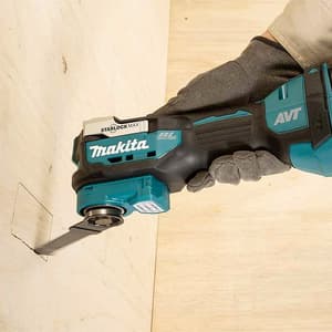 Makita 18V LXT BL AVT Cordless Multi Tool with Rapid Charger & 2 Pcs 5.0Ah Batteries, DTM52RTJX1