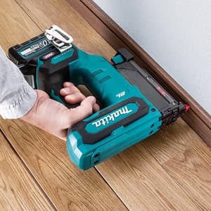 Makita 40Vmax XGT BL 35 mm (1-3/8") Cordless Pin Nailer with Rapid Charger & 1 Pcs 2.5Ah Battery, PT001GD101