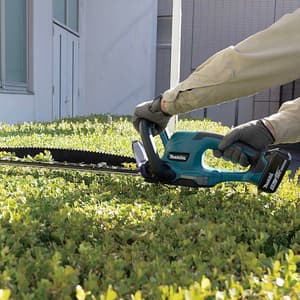 Makita 18V LXT 60 cm (23-5/8") Cordless Hedge Trimmer with Rapid Charger & 1 Pcs 5.0Ah Battery, DUH607F001